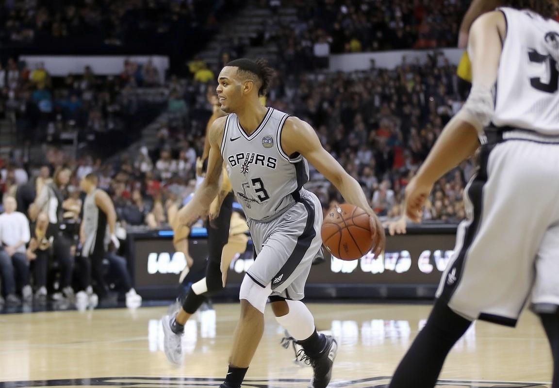 雄鹿队侧翼球员斯坦利·乌穆德与圣安东尼奥马刺队签下双向合同